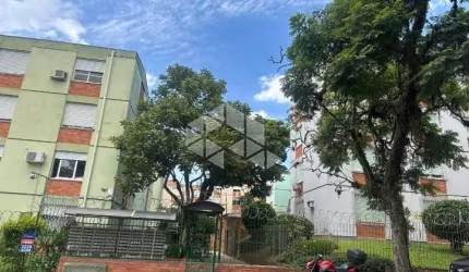 Apartamento ventilado e ensolarado de 2 quartos com 50m2, playground, quadra de esportes e salão de festas