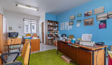 Sala comercial de frente com 33 m² no 4º Distrito de Porto Alegre - São Geraldo.