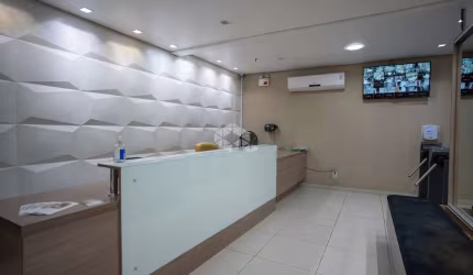 Sala comercial semi-nova e  com box no coração do MENINO DEUS