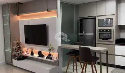 Apartamento semimobiliado com dois dormitórios, suíte e duas vagas.