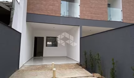 Casa Geminada no Iririú pra quem Gosta de Espaço!
