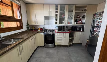 Casa em Condomínio, 3 dormitórios, sendo 1 suíte, churrasqueira, lareira e garagem fechada
