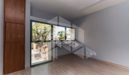 Sala comercial desocupada no bairro Floresta em Porto Alegre/RS