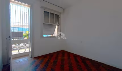 Apartamento com 2 dormitórios.Reformado. Sacada. Pátio no bairro Floresta, Porto Alegre - RS