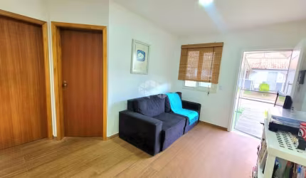 Casa em condomínio fechado, infraestrutura completa, bairro São Luiz, Canoas. 2 dormitórios, semimobiliada, pátio com churrasqueira, 2 vagas cobertas