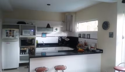 Casa de 2 pisos bem localizada.