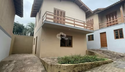 Casa estilo sobrado, em condomínio fechado, com 3 dormitórios, sendo 1 suíte, com terraço e vista para o Guaíba