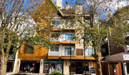 A venda apartamento duplex de 1 dormitório, localizado no centro de Canela.
