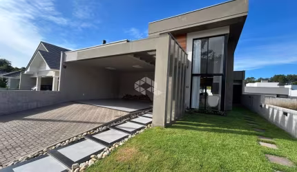 Casa semimobiliada com 3 dormitórios e piscina no Royal Country!