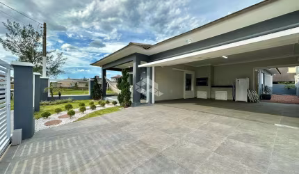 Casa 04quartos/dormitórios e 02 vagas/box em Atlântida Sul!
