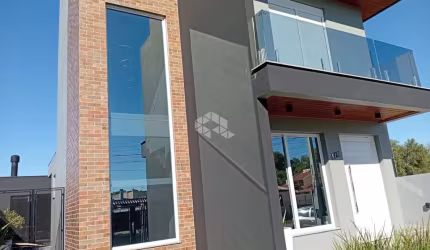 Casa de alto padrão com 3 quartos, uma suíte, piscina, no bairro São José em Santa Maria