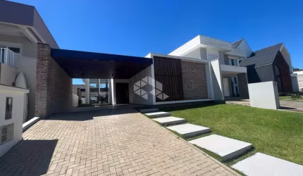 Casa em Condomínio Fechado, 03 dormitórios