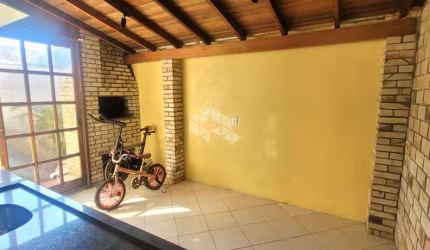 Casa condomínio fechado, 2 dormitórios, living com 3 ambientes, sala de estar, jantar e cozinha e um espaço com churrasqueira, 2 vagas de garagem,