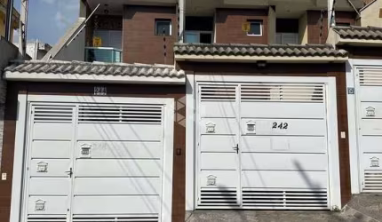 Sobrado com 3 dormitórios e 2 vagas.