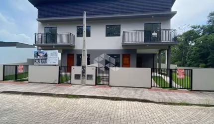 CASA SOBRADO LOTEAMENTO LISBOA I I I, NO BAIRRO FORQUILHAS, EM SÃO JOSÉ, SC, SACADA, 02 DORMITÓRIOS SENDO 02 SUÍTES, 02 VAGAS DE GARAGEM.
