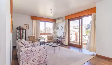 Localizado no coração do Auxiliadora, com 136m² privativos, duas vagas e muito potencial para você colocar seu estilo em cada ambiente!