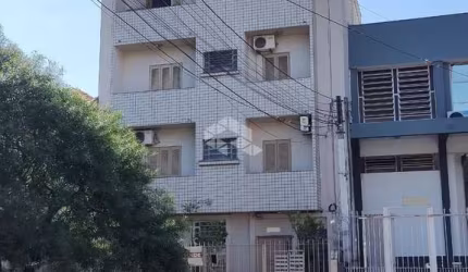 1 dormitório, reformado, desocupado próximo a Cristóvão Colombo. Condomínio baixo.