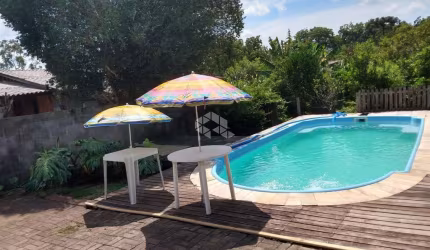 Casa com 2 dormitorios e piscina próximo à GM