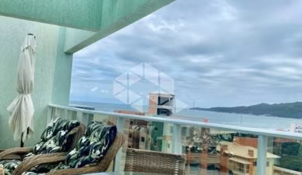 APARTAMENTO DUPLEX EM MARISCAL, BOMBINHAS, SC, COM CHURRASQUEIRA, 03 DORMITÓRIOS SENDO 01 SUÍTE, E 02 VAGAS DE GARAGEM.