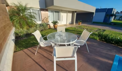 Condomínio Náutico , Casa 200 m², 03 dormitórios, 3 suítes, piscina aquecida, Atlântida Sul !