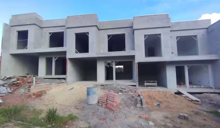 Triplex em fase de construção com acabamento de qualidade e dormitórios com sacada