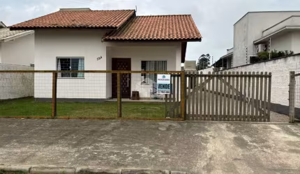 Casa no Universitário com kitnet nos fundos!