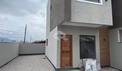 Sobrado com passagem lateral