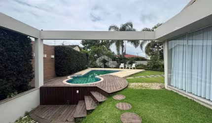 Casa de alto padrão com quatro dormitórios à venda no bairro Centro em Tijucas/SC