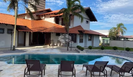 CASA COM ESTILO CONTEMPÔRANEO NO CENTRO DE TIJUCAS!
