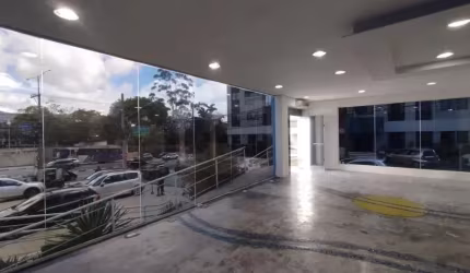 Salão Comercial para locação próximo a faculdade UMC, com 165m², estacionamento e ar condicionado