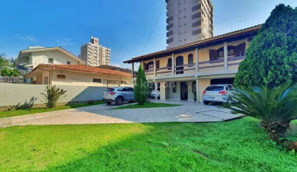 Oportunidade de Casa no Centro de Tubarão com 4 Quartos e Amplo Terreno