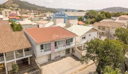 Casa Duplex com Espaços Generosos e Área de Lazer Deslumbrante