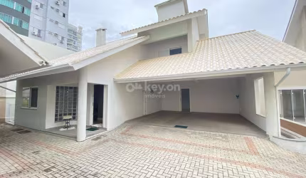 Casa para aluguel, 3 quartos, 1 suíte, 2 vagas, Centro - Tubarão/SC