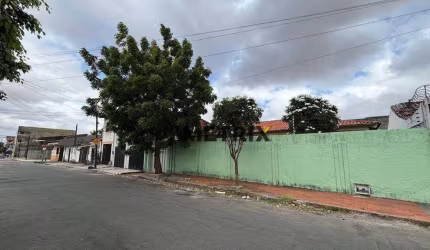 Casa plana à venda, 246m2, 3 quartos, 1 suíte, 3 vagas, por R$ 400.000