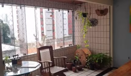 Apartamento com 3 quartos sendo 1 suíte + dependência com 125m², excelente localização nos aflitos.