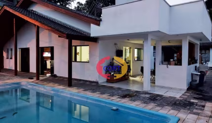 Casa com pomar e ampla área externa no condomínio Arujazinho IV!!!