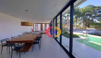 Casa com moveis planejados e uma piscina à venda no condomínio I II &amp; III