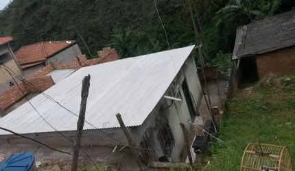Casa com 2 quartos à venda no Vale Verde, Mariana  por R$ 250.000