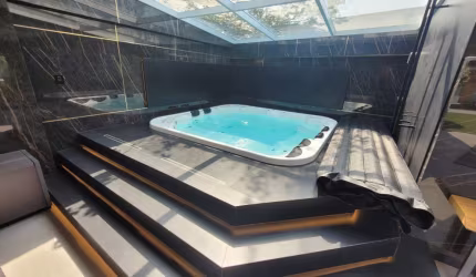 Casa duplex inteligente em condomínio de luxo na Barra da Tijuca com porteira fechada.