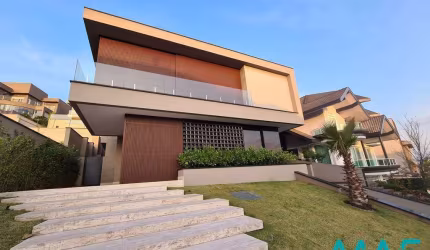 Casa Nova com Elevador no Tamboré 10