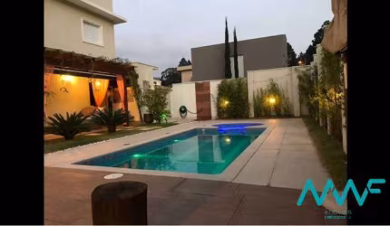 Casa em Alphaville com 03 Suítes e Piscina!