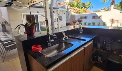 Casa Alphaville  4 - Destaque para Área Gourmet - Estuda Permuta!