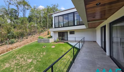 Casa Nova com Vista Deslumbrante para a Mata!