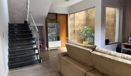 Sobrado com 3 quartos, sendo 1 suíte e 2 semi suítes à venda, 176 m² por R$ 1.200.000 - Jardim Botânico - Uberlândia/MG