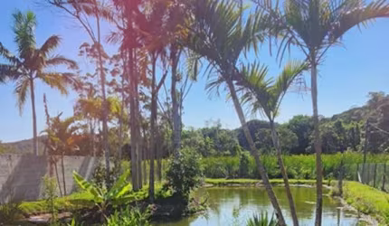 Chácara / sítio com lago  ao lado da natureza