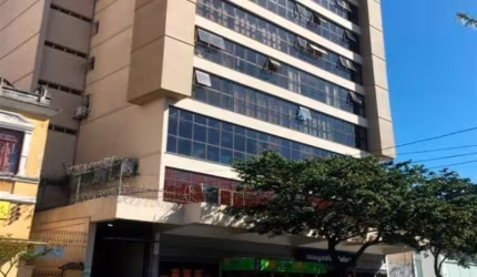 Prédio comercial com portaria!  Sala comercial de ensolarada (posição solar norte) com 02 ambientes: sala de entrada e sala principal.  Último andar!  Área privativa: 39,51m.  Consulte-nos!