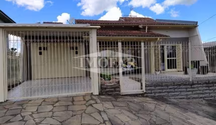 Casa de alvenaria com 03 dormitórios (sendo 01 suíte), sala e cozinha conjugada, banheiro social, área de serviço e garagem. Ficam os móveis sob medida e splits. Aceita apartamento como pagamento, ace