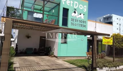 Sala comercial própria para clínica veterinária, com canis e pátio, instalações de banho e tosa com 02 banheiras fixas, canis com mesa de trabalho, aquecedor à gás, loja com expositores e balcão de re