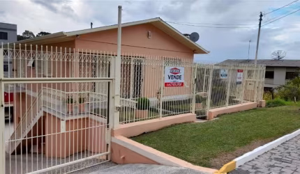 Casa em alvenaria, piso superior composta por 03 dormitórios, sala, cozinha, banheiro social e despensa.  Piso inferior com sala e cozinha integradas com churrasqueira, mezanino com 01 dormitório e ba