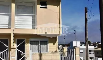 Sobrado Triplex, com 02 dormitórios (sendo 02 suítes), sala e cozinha em conceito aberto, churrasqueira, lavabo, área de serviço e garagem para 02 veículos.  Espera para lareira. Cerca elétrica e alar